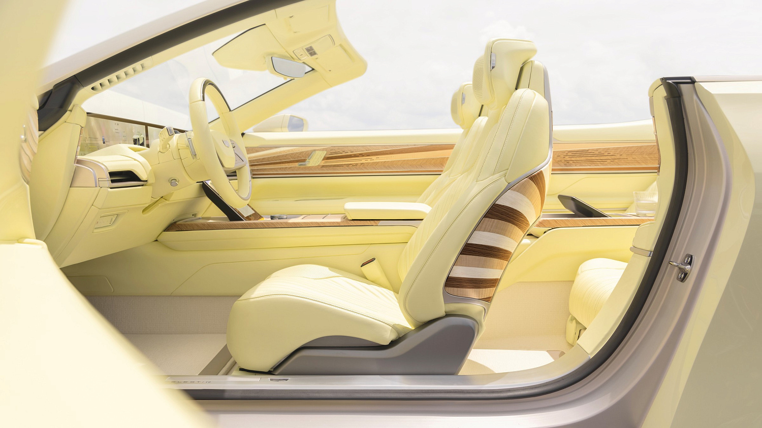Cadillac SOLLEI: электрический кабриолет с баром