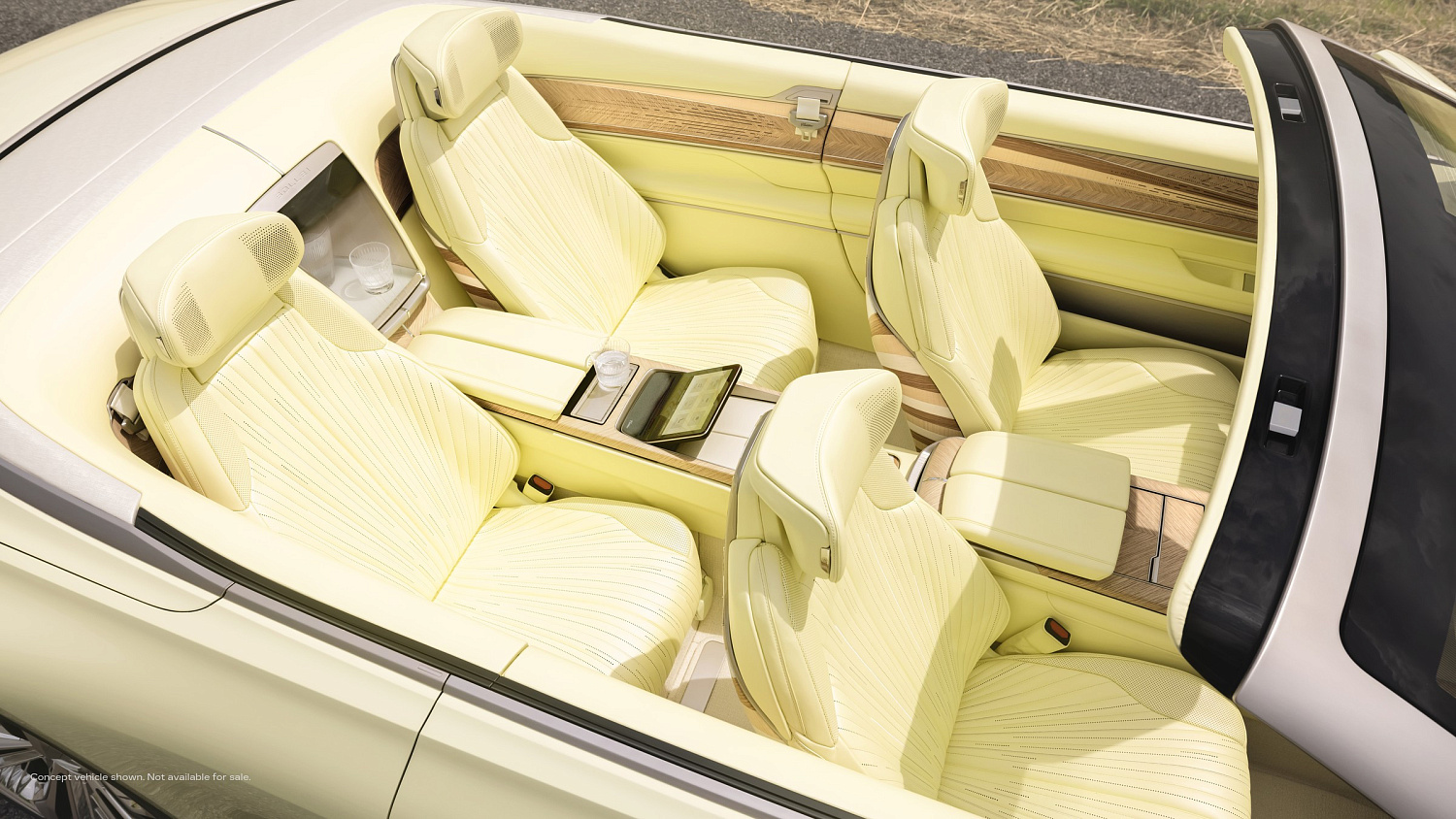 Cadillac SOLLEI: электрический кабриолет с баром